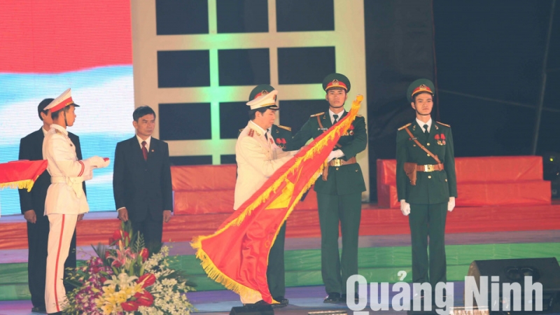 Đại tướng Trần Đại Quang, Ủy viên Bộ Chính trị, Bộ trưởng Bộ Công an gắn Huân chương Độc lập hạng Nhất lên lá cờ truyền thống.