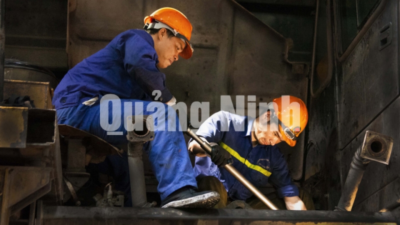 Thợ sửa chữa ôtô mỏ (6-2020). Ảnh: Hoàng Huy