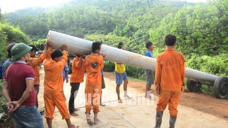 Đơn vị thi công tiến hành dựng cột tại xã Lục Hồn, Bình Liêu (công trình thuộc dự án đầu tư xây dựng lưới điện nông thôn). Ảnh: Hoàng Nga