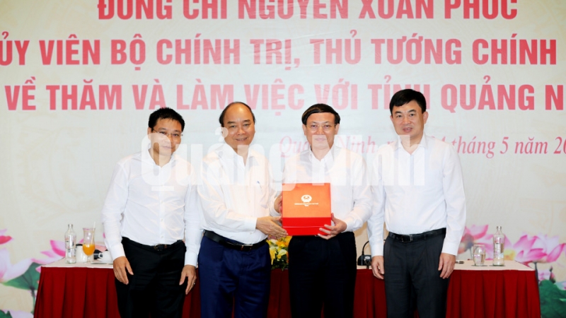 Thủ tướng tặng quà biểu dương tỉnh Quảng Ninh đã sớm ổn định phát triển kinh tế - xã hội, đảm bảo mục tiêu tăng trưởng (5-2020). Ảnh: Trung tâm Truyền thông Quảng Ninh