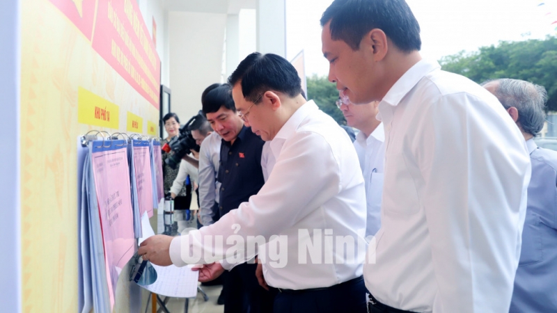 Chủ tịch Quốc hội kiểm tra bảng niêm yết danh sách cử tri tại khu vực bỏ phiếu của phường Hồng Hải, TP Hạ Long (4-2021). Ảnh: Thu Chung