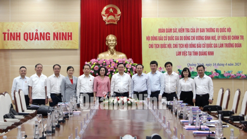 Chủ tịch Quốc hội Vương Đình Huệ chụp ảnh lưu niệm với các đồng chí lãnh đạo tỉnh Quảng Ninh (4-2021). Ảnh: Thu Chung