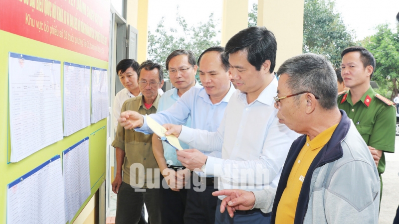 Chủ tịch UBND tỉnh kiểm tra công tác bầu cử tại phường Trà Cổ (4-2021). Ảnh: Trúc Linh