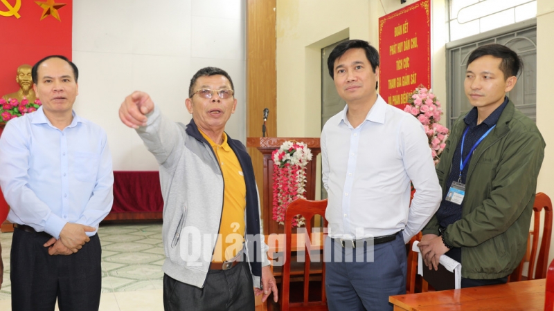 Chủ tịch UBND tỉnh kiểm tra cơ sở vật chất tại điểm tổ chức bầu cử thuộc phường Trà Cổ (4-2021). Ảnh: Trúc Linh