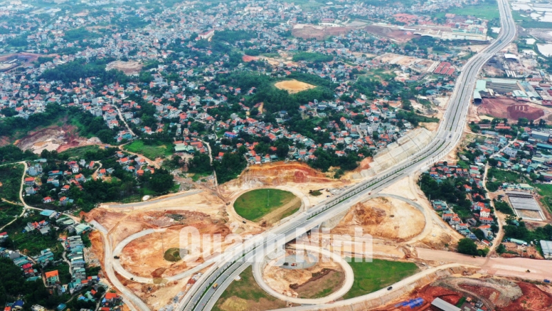 Dự án nút giao nối cầu Cửa Lục 1 với tuyến đường nối KCN Cái Lân - Việt Hưng và cao tốc Hạ Long - Vân Đồn (4-2021). Ảnh: Đỗ Phương