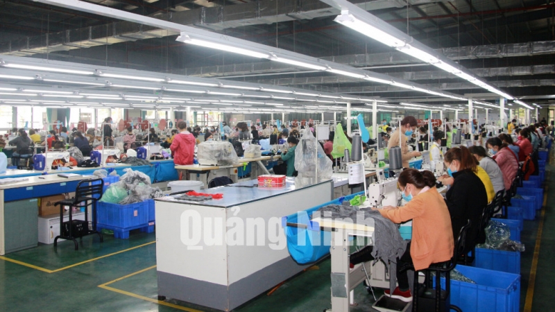 Sản xuất mũ xuất khẩu sang thị trường Châu Âu của Công ty TNHH Dệt may Weitai Hạ Long (KCN Việt Hưng, TP Hạ Long) (4-2021). Ảnh: Mạnh Trường
