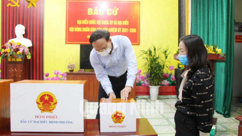 Bí thư Tỉnh ủy Nguyễn Xuân Ký kiểm tra hòm phiếu tại khu vực bỏ phiếu số 3 phường Ka Long (TP Móng Cái) (5-2021). Ảnh: Thu Chung
