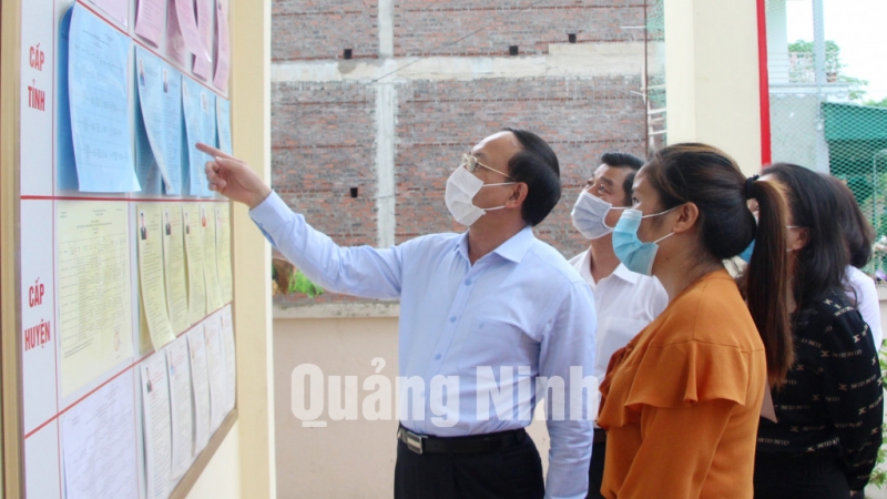 Bí thư Tỉnh ủy Nguyễn Xuân Ký kiểm tra các điều kiện chuẩn bị bầu cử tại khu vực bỏ phiếu số 3 xã Đông Hải (huyện Tiên Yên) (5-2021). Ảnh: Thu Chung
