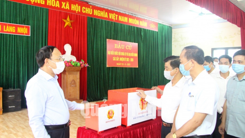 Bí thư Tỉnh ủy Nguyễn Xuân Ký trao đổi với Ủy ban bầu cử các cấp của huyện Tiên Yên về công tác chuẩn bị hòm phiếu (5-2021). Ảnh: Thu Chung