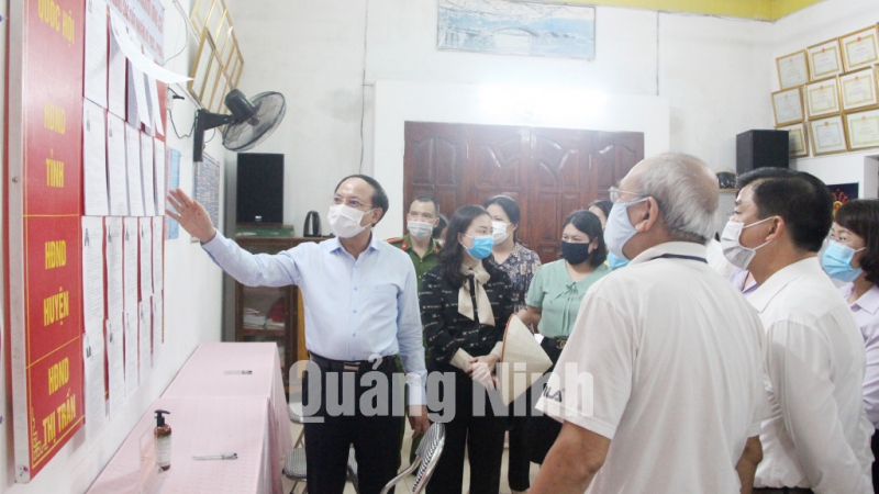 Bí thư Tỉnh ủy Nguyễn Xuân Ký kiểm tra cơ sở vật chất phục vụ bầu cử tại khu vực bỏ phiếu số 4 thị trấn Tiên Yên (5-2021). Ảnh: Thu Chung