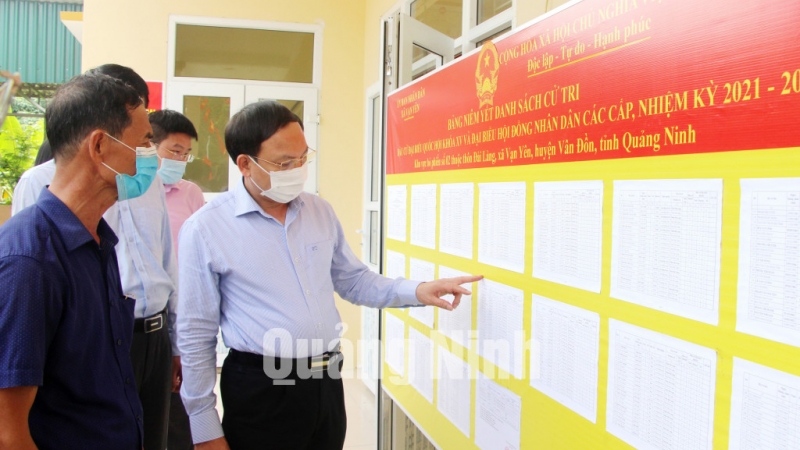 Bí thư Tỉnh ủy Nguyễn Xuân Ký kiểm tra việc niêm yết danh sách cử tri tại Khu vực bỏ phiếu số 2 của xã Vạn Yên (5-2021). Ảnh: Thu Chung