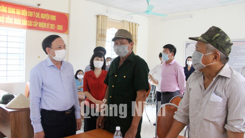 Bí thư Tỉnh ủy Nguyễn Xuân Ký trò chuyện với các thành viên tổ bầu cử Khu vực bỏ phiếu số 5 của xã Vạn Yên (5-2021). Ảnh: Thu Chung