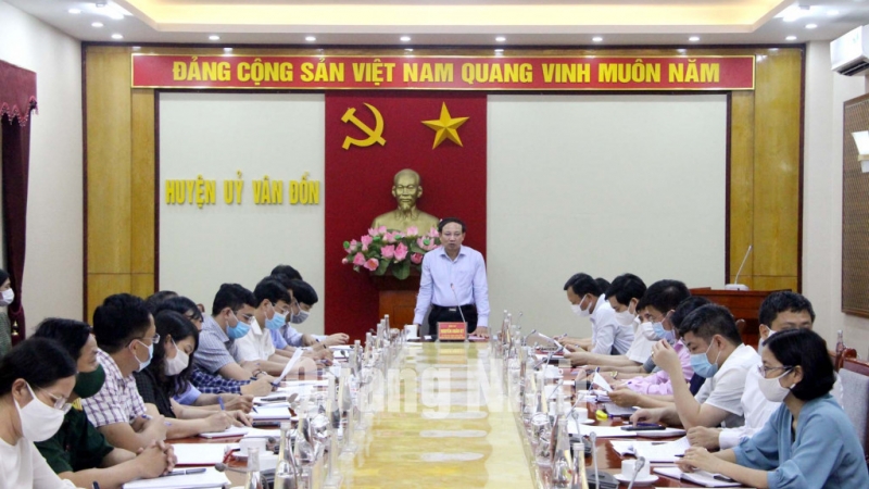 Bí thư Tỉnh ủy Nguyễn Xuân Ký làm việc với Ủy ban bầu cử huyện Vân Đồn (5-2021). Ảnh: Thu Chung