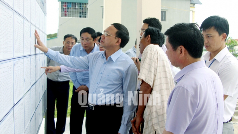 Bí thư Tỉnh ủy Nguyễn Xuân Ký kiểm tra tại khu vực bỏ phiếu số 1 (xã Quảng Long, huyện Hải Hà) (4-2021). Ảnh: Thu Chung