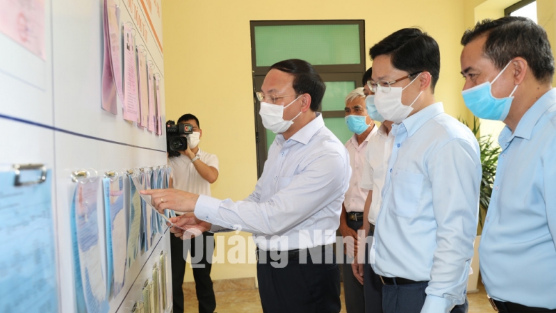 Bí thư Tỉnh ủy Nguyễn Xuân Ký kiểm tra danh sách người ứng cử (5-2021). Ảnh: Đỗ Phương