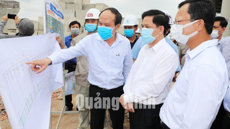 Đoàn công tác Bộ GT-VT thăm công trường thi công cầu Cửa Lục 1 - cây cầu 6 làn xe đầu tiên tại Quảng Ninh (5-2021). Ảnh: Đỗ Phương