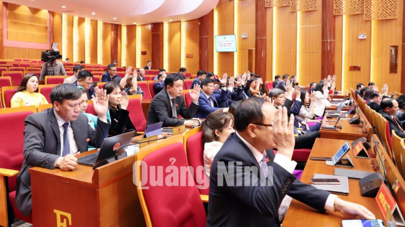 Các đại biểu biểu quyết thông qua nghị quyết tại Kỳ họp thứ 23, HĐND tỉnh khóa XIII (3-2021). Ảnh: Trúc Linh
