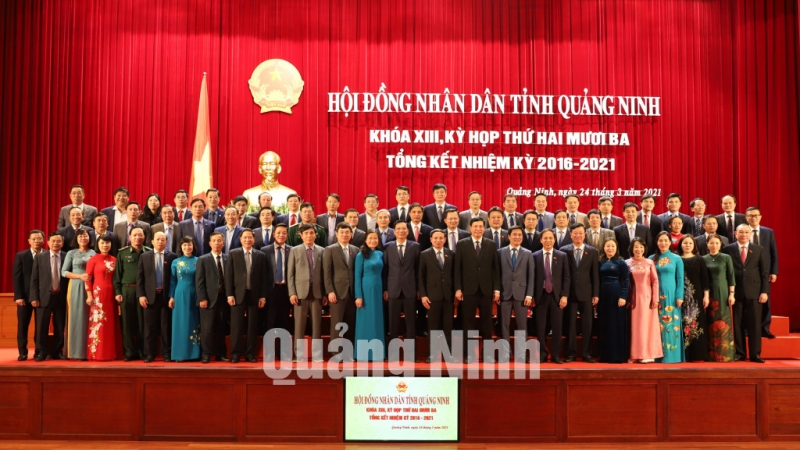 Các đại biểu chụp ảnh lưu niệm (3-2021). Ảnh: Thu Chung