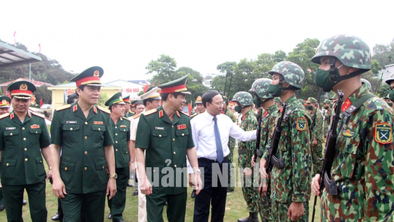 Các đồng chí lãnh đạo Quân khu 3, tỉnh Quảng Ninh động viên cán bộ, chiến sỹ (4-2021). Ảnh: Thu Chung