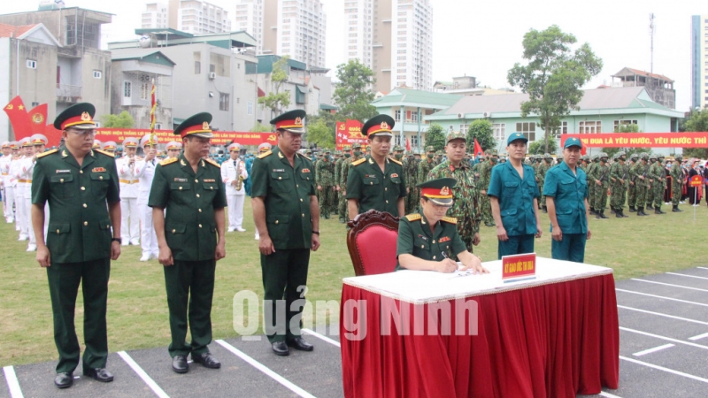 Các đơn vị ký kết giao ước thi đua (4-2021). Ảnh: Thu Chung