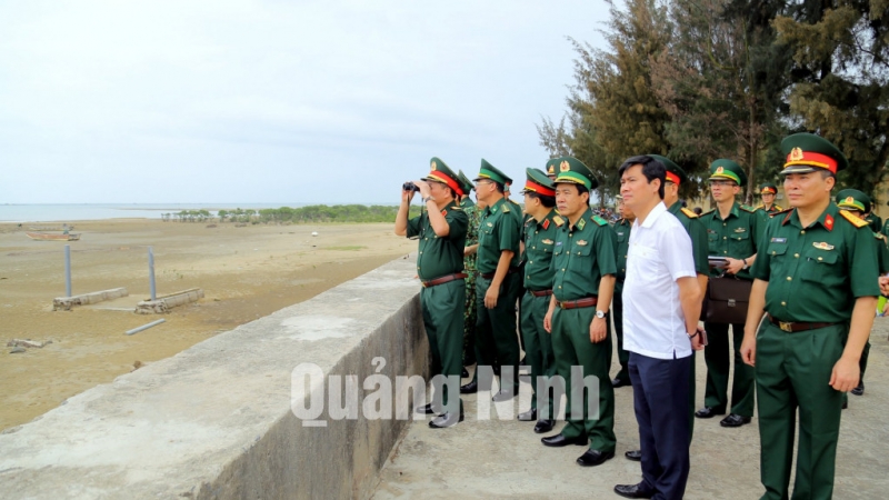 Thượng tướng Hoàng Xuân Chiến cùng đoàn công tác quan sát cán bộ Đồn Biên phòng Trà Cổ huấn luyện tuần tra song phương (4-2021). Ảnh: Minh Hà