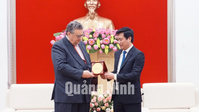 Chủ tịch UBND tỉnh Nguyễn Tường Văn tặng quà lưu niệm cho Đại sứ Cộng hòa Phần Lan tại Việt Nam (4-2021). Ảnh: Nguyễn Thanh