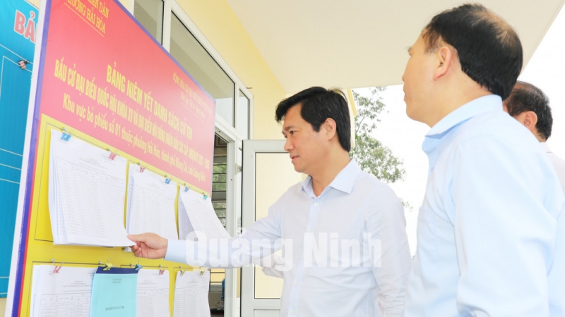 Chủ tịch UBND tỉnh Nguyễn Tường Văn kiểm tra Bảng niêm yết danh sách cử tri tại phường Hải Hòa, TP Móng Cái (4-2021). Ảnh: Trúc Linh