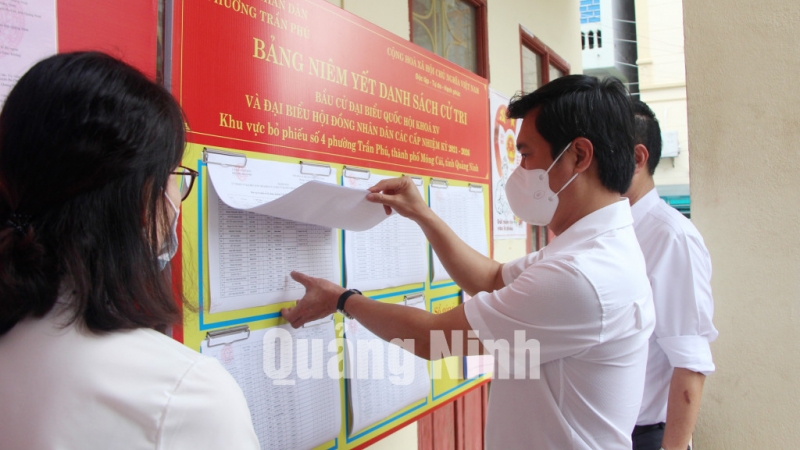 Chủ tịch UBND tỉnh Nguyễn Tường Văn kiểm tra niêm yết danh sách cử tri tại khu vực bỏ phiếu số 4 phường Trần Phú (TP Móng Cái) (5-2021). Ảnh: Thu Chung