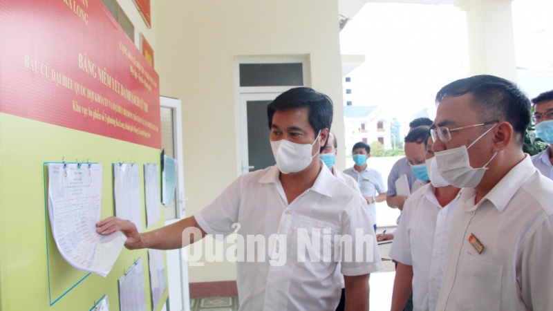 Chủ tịch UBND tỉnh Nguyễn Tường Văn kiểm tra công tác chuẩn bị bầu cử tại khu vực bỏ phiếu số 3, phường Ka Long (5-2021). Ảnh: Thu Chung