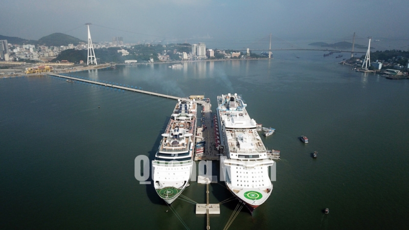 Hai tàu biển cập tại Cảng tàu khách quốc tế Hạ Long (26-12-2018). Ảnh: Đỗ Phương