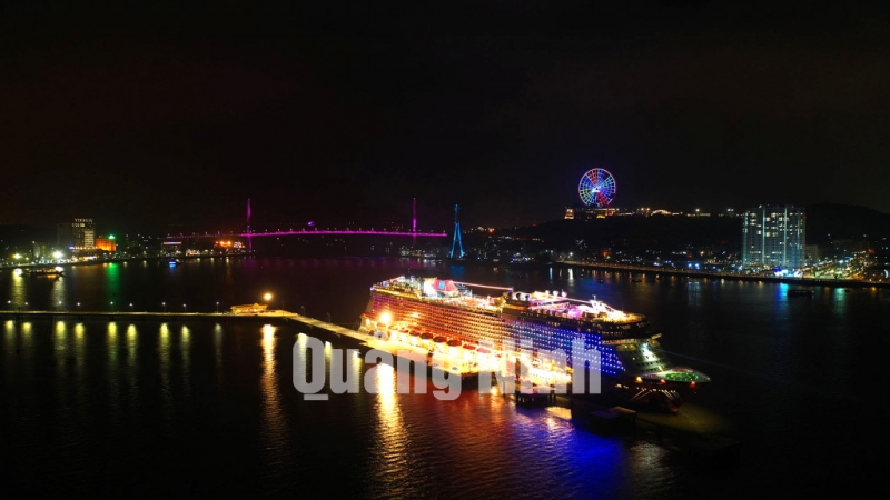 Tàu biển du lịch Celebrity Millennium cập Cảng tàu khách quốc tế Hạ Long (12-2018). Ảnh: Hùng Sơn