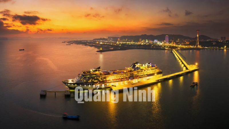 Tàu biển du lịch Celebrity Millennium cập Cảng tàu khách quốc tế Hạ Long (12-2018). Ảnh: Nguyễn Thành Chung