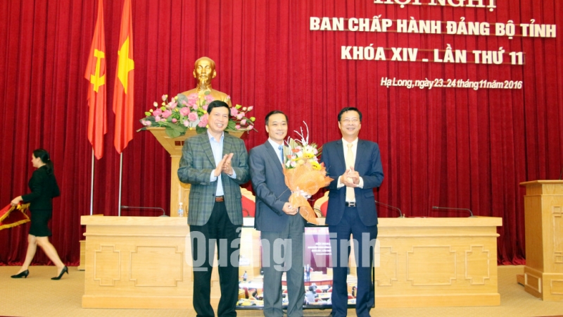 Các đồng chí lãnh đạo tỉnh tặng hoa, chúc mừng đồng chí Vũ Hồng Thanh, nguyên Phó Bí thư Tỉnh ủy được tín nhiệm bầu giữ chức vụ Chủ nhiệm Ủy ban Kinh tế Quốc hội.
