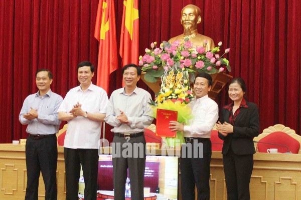 Các đồng chí Thường trực Tỉnh ủy tặng hoa chúc mừng đồng chí Nguyễn Văn Thành, Phó Chủ tịch UBND tỉnh được chuẩn y tham gia BTV Tỉnh ủy nhiệm kỳ 2010-2015.