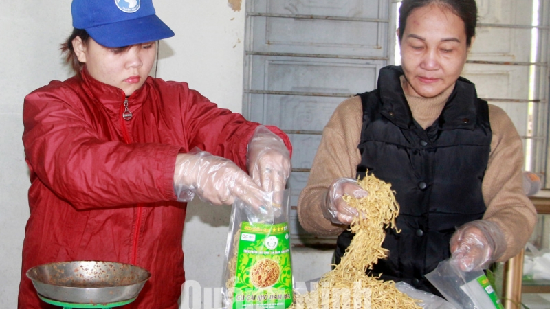 Củ cải khô Đầm Hà được đóng thành từng gói 300g, đảm bảo yêu cầu an toàn thực phẩm (12-2020). Ảnh: Mạnh Trường