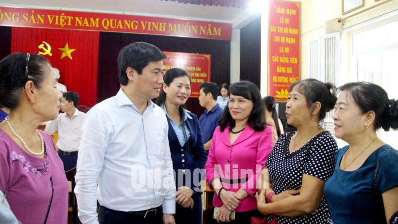 Chủ tịch UBND tỉnh Nguyễn Tường Văn, trò chuyện với nhân dân khu 3, phường Hồng Hà, TP Hạ Long (4-2021). Ảnh: Thu Chung