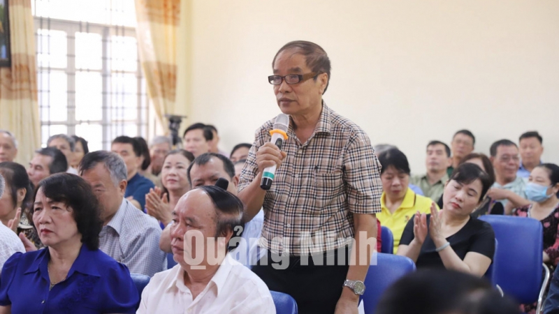 Cử tri khu phố 4, phường Hồng Hà, TP Hạ Long, phát biểu ý kiến về những người ứng cử đại biểu HĐND tỉnh khóa XIV (4-2021). Ảnh: Trúc Linh