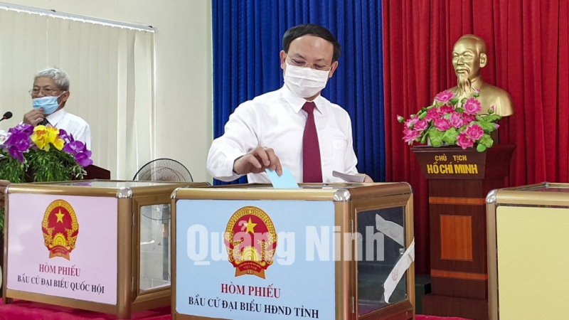 Bí thư Tỉnh ủy Nguyễn Xuân Ký bỏ phiếu bầu cử ĐBQH và HĐND các cấp nhiệm kì 2021-2026 tại khu vực bầu cử số 6 phường Hồng Hà (TP Hạ Long) (5-2021)