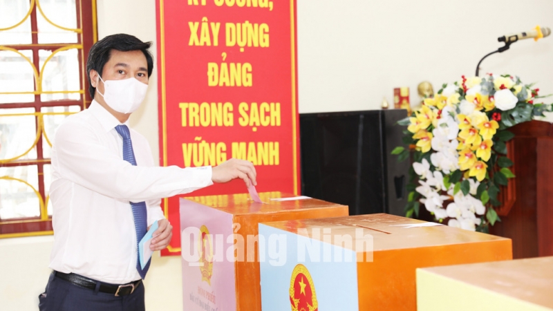 Chủ tịch UBND tỉnh Nguyễn Tường Văn bỏ lá phiếu đầu tiên của mình tại Khu vực bỏ phiếu số 4, phường Trần Phú, TP Móng Cái (5-2021).