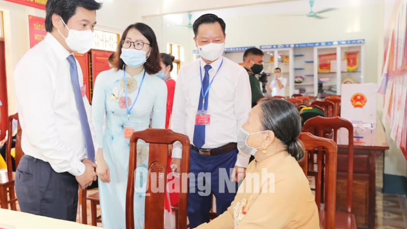 Chủ tịch UBND tỉnh Nguyễn Tường Văn trò chuyện cùng các cử tri tại khu vực bỏ phiếu (5-2021).