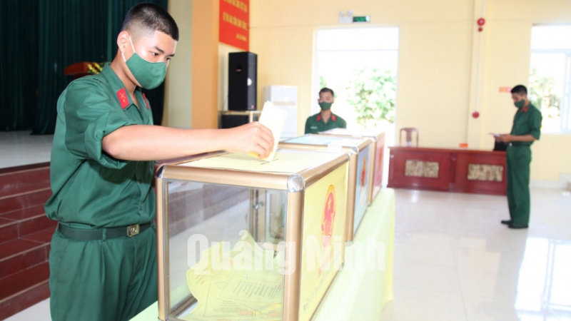 Cán bộ, chiến sĩ Trung đoàn 244, Bộ CHQS tỉnh tham gia bỏ phiếu khu vực bầu cử số 3, phường Nam Khê, TP Uông Bí.