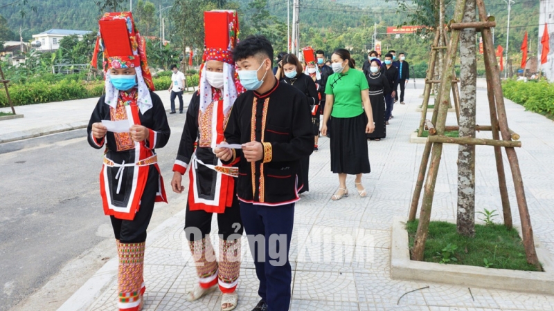 Cử tri huyện miền núi biên giới Bình Liêu náo nức trước giờ khai mạc bầu cử.