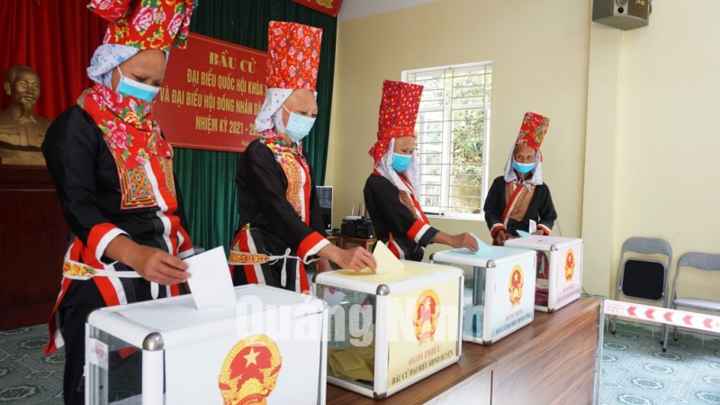 Cử tri khu vực bỏ phiếu số 4, thôn Khe Tiền, xã Đồng Văn, tham gia bỏ phiếu theo đúng quy định và đảm bảo yêu cầu phòng, chống dịch Covid-19.