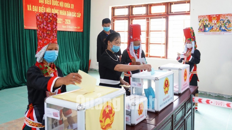 Đồng bào dân tộc huyện Bình Liêu thực hiện bỏ phiếu.