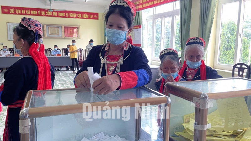 Người dân xã Bằng Cả, TP Hạ Long đi bỏ phiếu.