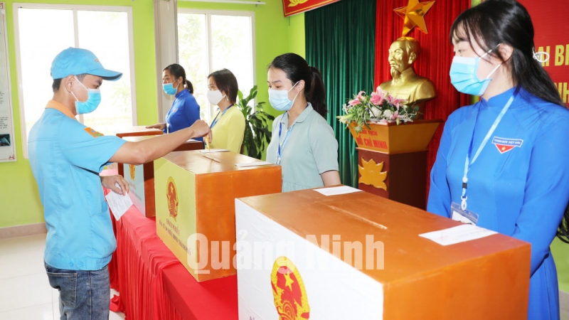 Công nhân Công ty TNHH Khoa học kỹ thuật Texhong Ngân Long bỏ phiếu tại Khu vực bỏ phiếu số 3 đặt tại KCN Hải Yên, TP Móng Cái.