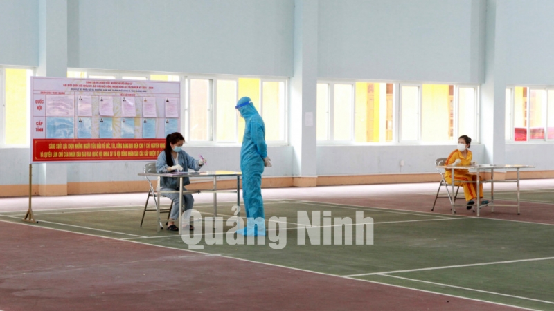 Công dân cách ly tại Trung đoàn 244, Bộ CHQS tỉnh Quảng Ninh thực hiện bỏ phiếu bầu cử tại khu cách ly của đơn vị (điểm bỏ phiếu số 3, phường Nam Khê, TP Uông Bí, QN).