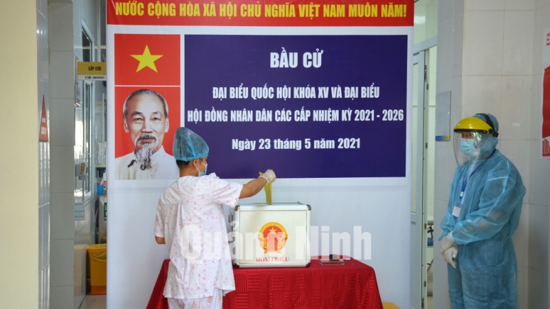Cử tri Lê Thị Huyền đang điều trị tại khu cách ly Bệnh viện Sản Nhi Quảng Ninh bỏ phiếu bầu cử.
