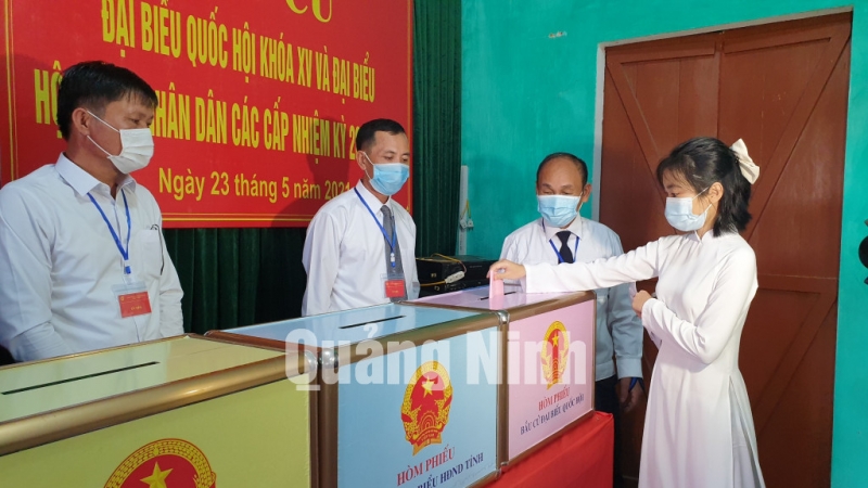 Em Nguyễn Ánh Tuyết (sinh ngày 23-5-2003) cử tri tròn 18 tuổi ở khu phố Cửa Khâu, thuộc khu vực bỏ phiếu số 12, phường Quảng Yên, TX Quảng Yên.