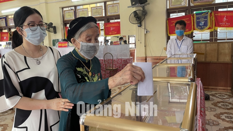 Mẹ Việt Nam anh hùng Hoàng Thị Lại, 96 tuổi, khu 10, phường Hoành Bồ (TP Hạ Long) thực hiện lần bỏ phiếu thứ 15 bầu đại biểu Quốc hội và HĐND các cấp.